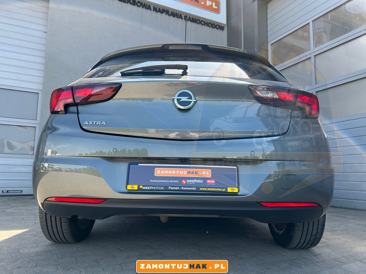 Zamontowany hak holowniczy Westfalia w Oplu Astra K - niezawodne rozwiązanie dla Twoich potrzeb transportowych